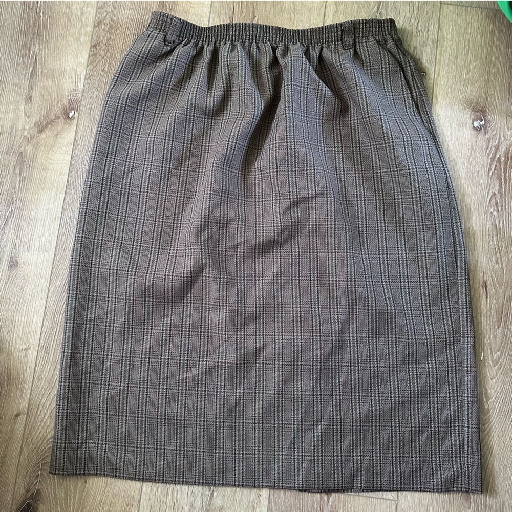 size 18 plus size skirt. elastic waist with belt hoops